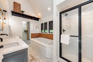 Dusche, Whirlpool, Handtücher
