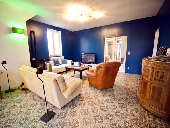 TV, fireplace, video games, DVD player