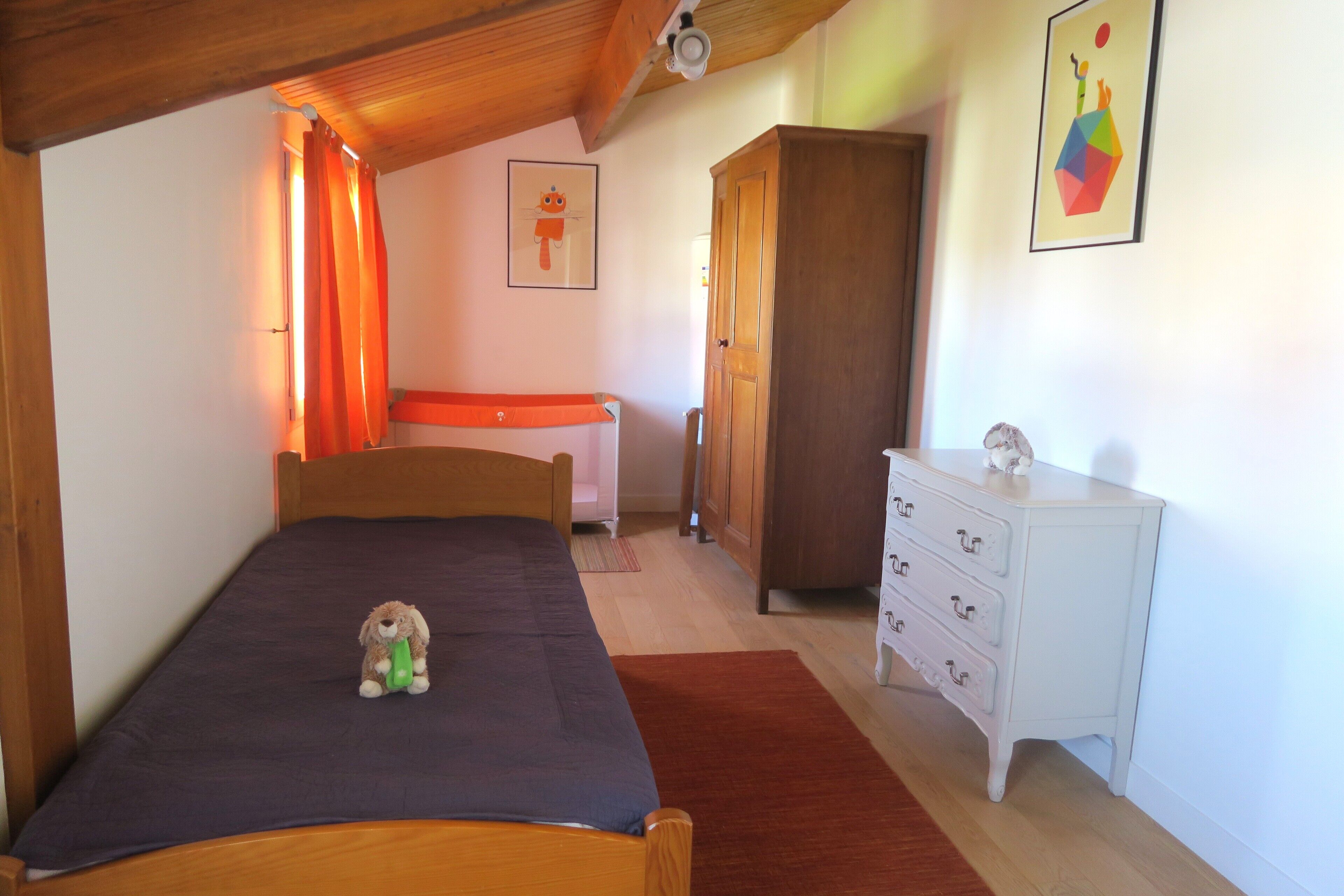 4 bedrooms, iron/ironing board, free WiFi, bed sheets