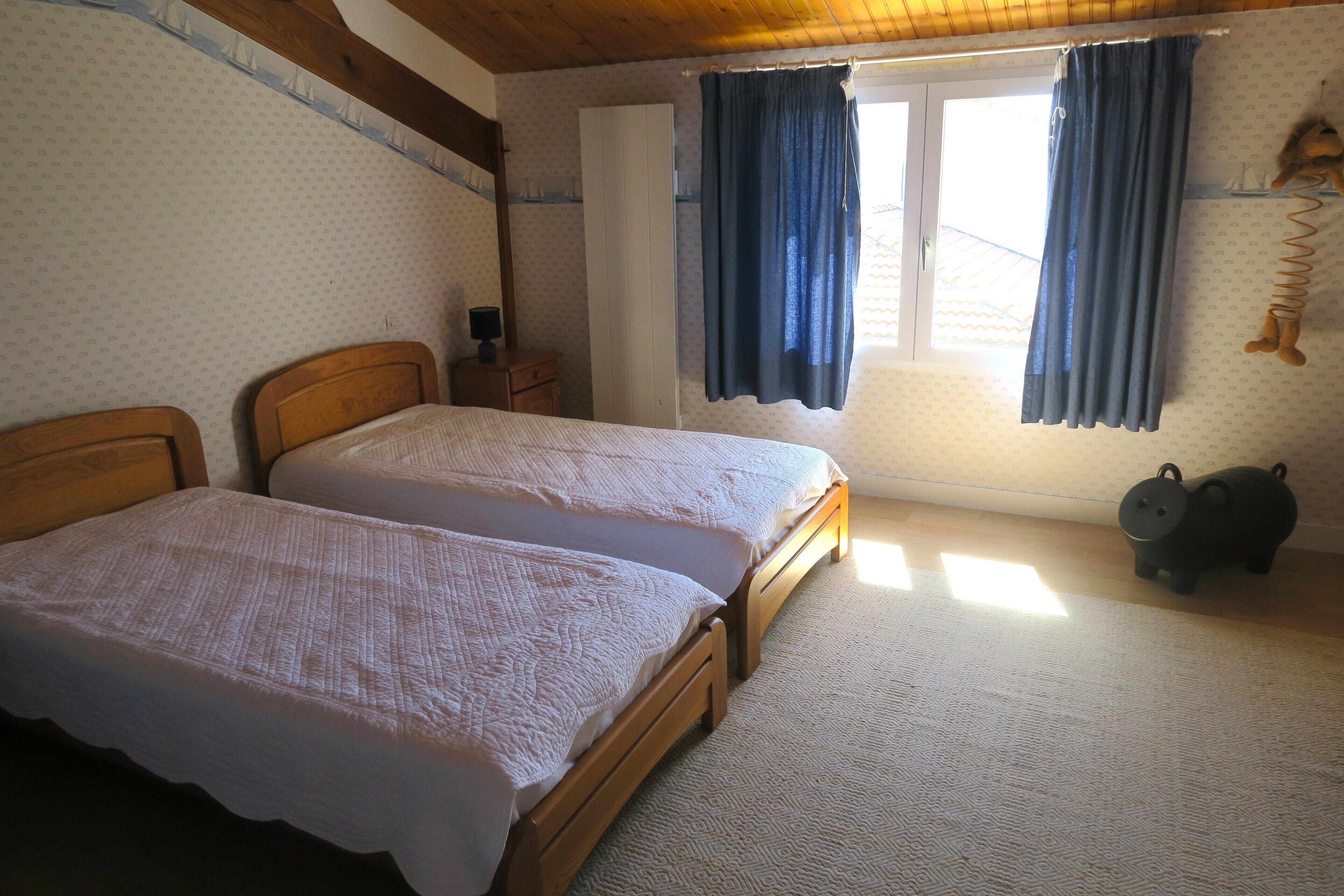 4 slaapkamers, een strijkplank/strijkijzer, gratis wifi, beddengoed