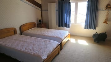 4 slaapkamers, een strijkplank/strijkijzer, gratis wifi, beddengoed