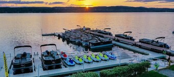 Cozy Boat House Lake Charlevoix: Amazing View/Pool