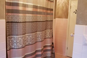 Combinazione doccia/vasca, asciugacapelli, asciugamani, sapone