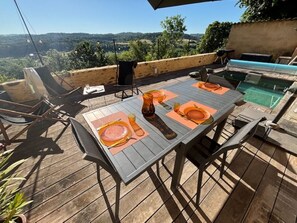 تناول الطعام بالخارج