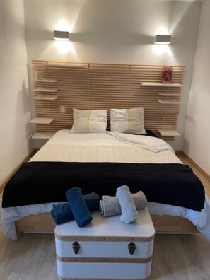 2 chambres, bureau, fer et planche à repasser, lit parapluie