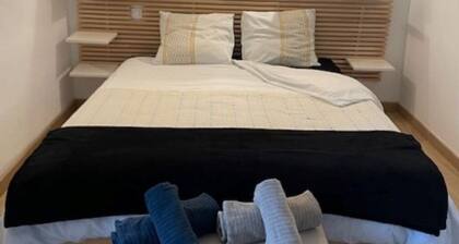 Dordogne, au coeur du Périgord noir, maison de village avec piscine privée