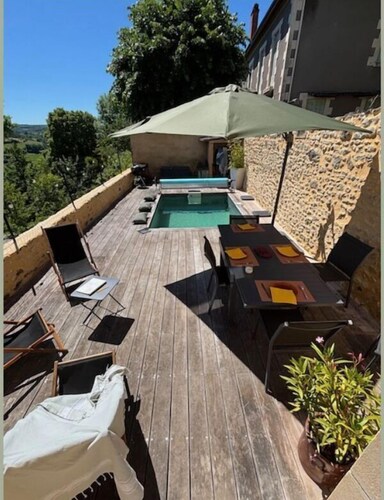 Dordogne, au coeur du Périgord noir, maison de village avec piscine privée