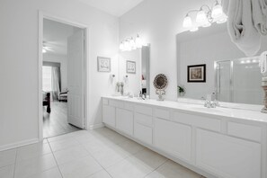 Combined shower/bathtub, hair dryer, towels, soap