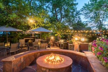 Outdoor Firepit, TV, Hot tub and so much more