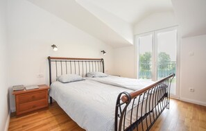 5 bedrooms, travel crib, free WiFi, bed sheets