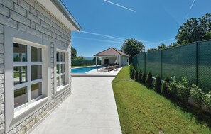 A house with a swimming pool, a covered patio, and a fenced yard. - Luxurious home in Hrvace (Hrvace)