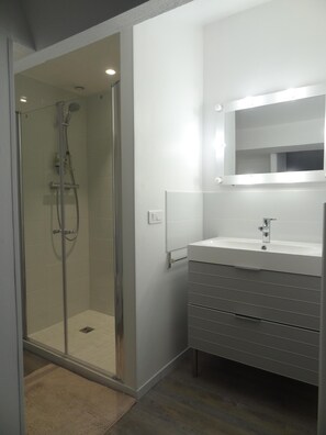 Dusche, Haartrockner, Handtücher, Toilettenpapier