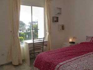 3 chambres, coffres-forts dans les chambres, bureau