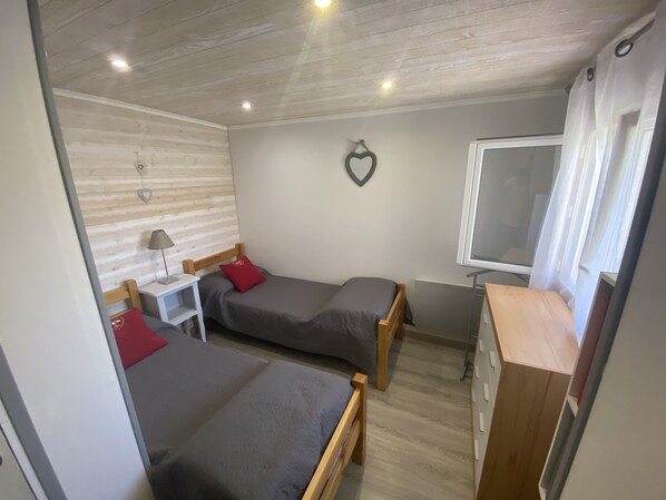 2 chambres, fer et planche à repasser, accès au Wi-Fi (inclus)