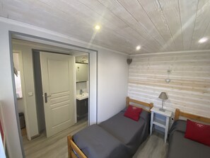 2 bedrooms, iron/ironing board, free WiFi