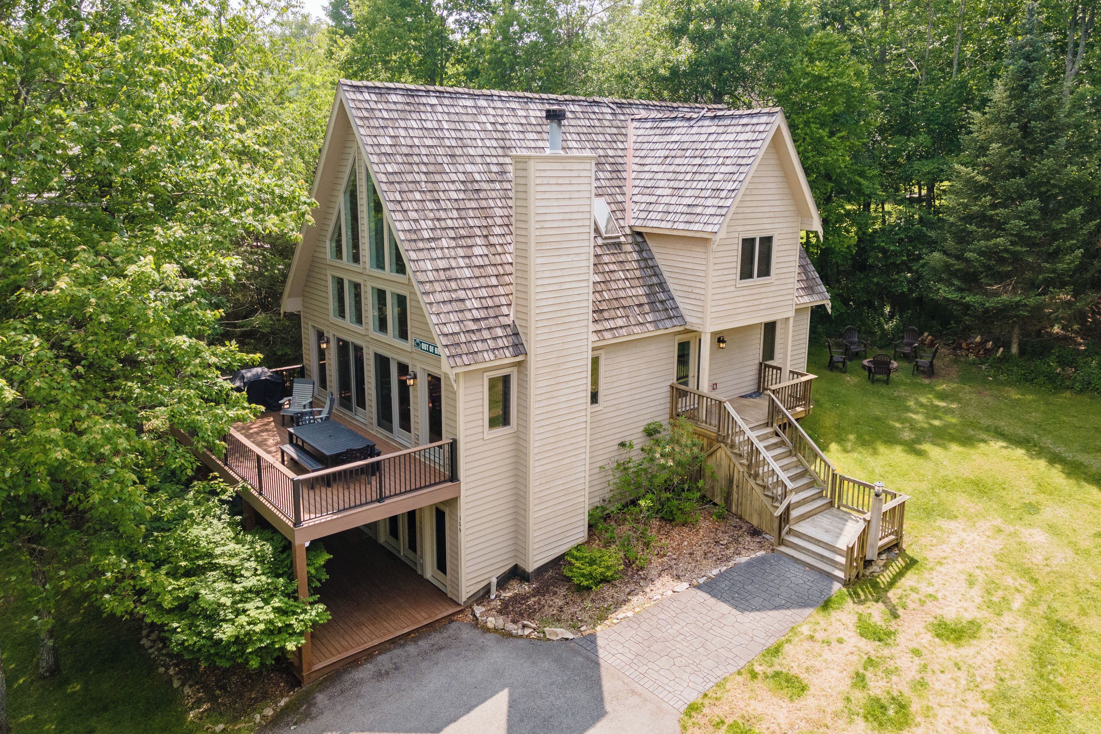Out of Bounds: Ski In/Ski Out, Dogs Welcome, Hot Tub, Grill, Fire Pit!