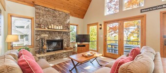 Slopeside Luxury Dog Friendly Retreat w/ Hot Tub