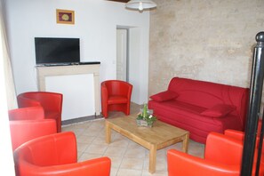 Una Smart TV, una chimenea, un reproductor de DVD