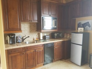 Kühlschrank, Mikrowelle, Geschirrspüler