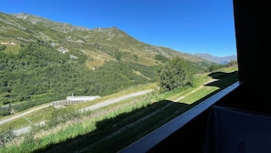 A mountainous landscape with a clear sky. - Cozy 4-Person Apartment, Ski-In/Ski-Out, West-Facing Balcony, Les Menuires (Les Menuires)