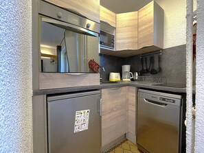 Fridge, microwave, oven, dishwasher - Cozy 4-Person Apartment, Ski-In/Ski-Out, West-Facing Balcony, Les Menuires (Les Menuires)