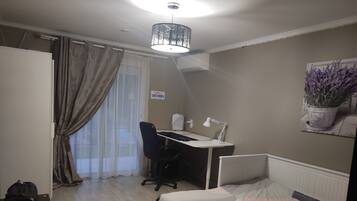 6 bedrooms, iron/ironing board, WiFi, bed sheets