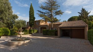 Exterior - Luxury villa for holidays Aix en Provence. (Aix-en-Provence)