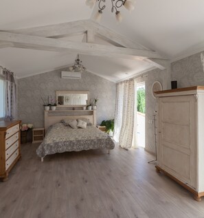 6 chambres, fer et planche à repasser, Wi-Fi, draps fournis