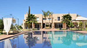 Alberca al aire libre y alberca climatizada