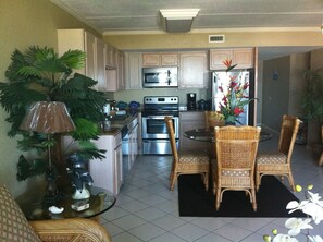 Full-size fridge, microwave, oven, stovetop - Beach Front With Spectacular Panoramic Ocean View (South Padre Island)