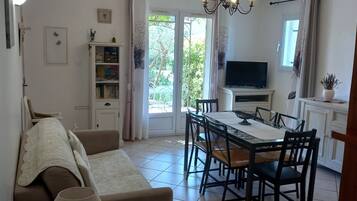 Télévision, lecteur de DVD, table de tennis de table, livres