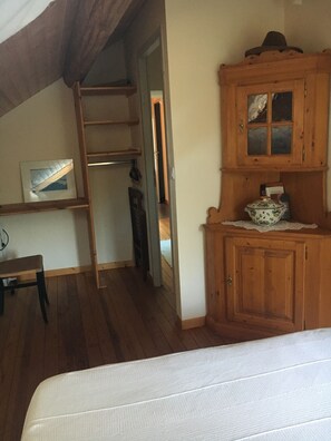 2 chambres, fer et planche à repasser, draps fournis