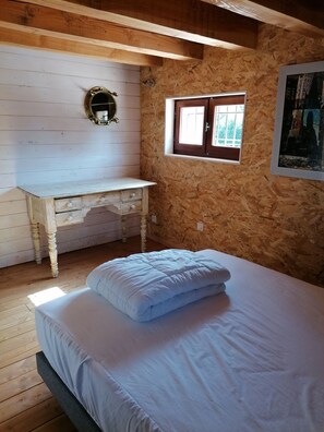 3 bedrooms, desk, iron/ironing board, free WiFi - For rent Provencal mas adjoining (Barbentane)