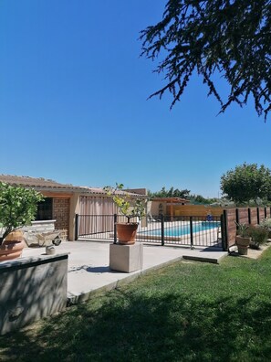 Pool - For rent Provencal mas adjoining (Barbentane)