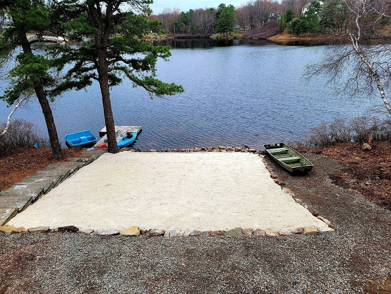 Beautiful Lakefront w Private Beach/Hot Tub/ Boats/ Fire Pit