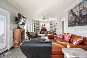 Fernseher, DVD-Player, Bücher, Videothek