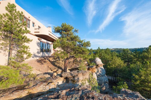 Hidden Gem: Heated Pool, Gorgeous Mountain Views, 2.4 Acres inside City, A/C, EV