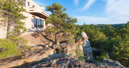 Hidden Gem: Heated Pool, Gorgeous Mountain Views, 2.4 Acres inside City, A/C, EV