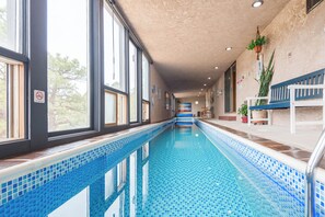 Piscina coperta, una piscina riscaldata