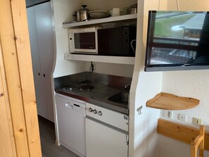 Kylskåp, mikrovågsugn, ugn och diskmaskin