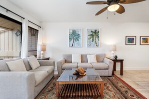 TV, DVD player, books - 🏖️Oceanfront Kona Condo | Top Floor Views & Lanai (Kailua Kona)