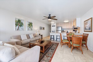 TV, DVD player, books - 🏖️Oceanfront Kona Condo | Top Floor Views & Lanai (Kailua Kona)