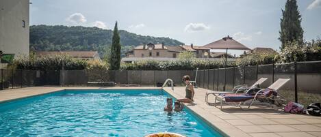 Una piscina al aire libre