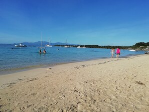 Plage à proximité, chaise longue