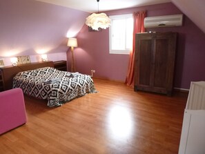 3 bedrooms, iron/ironing board, free WiFi, bed sheets