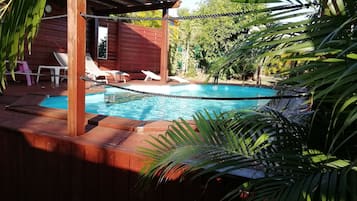 Piscina all'aperto, lettini