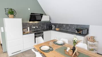 Kühlschrank, Mikrowelle, Ofen, Herdplatte