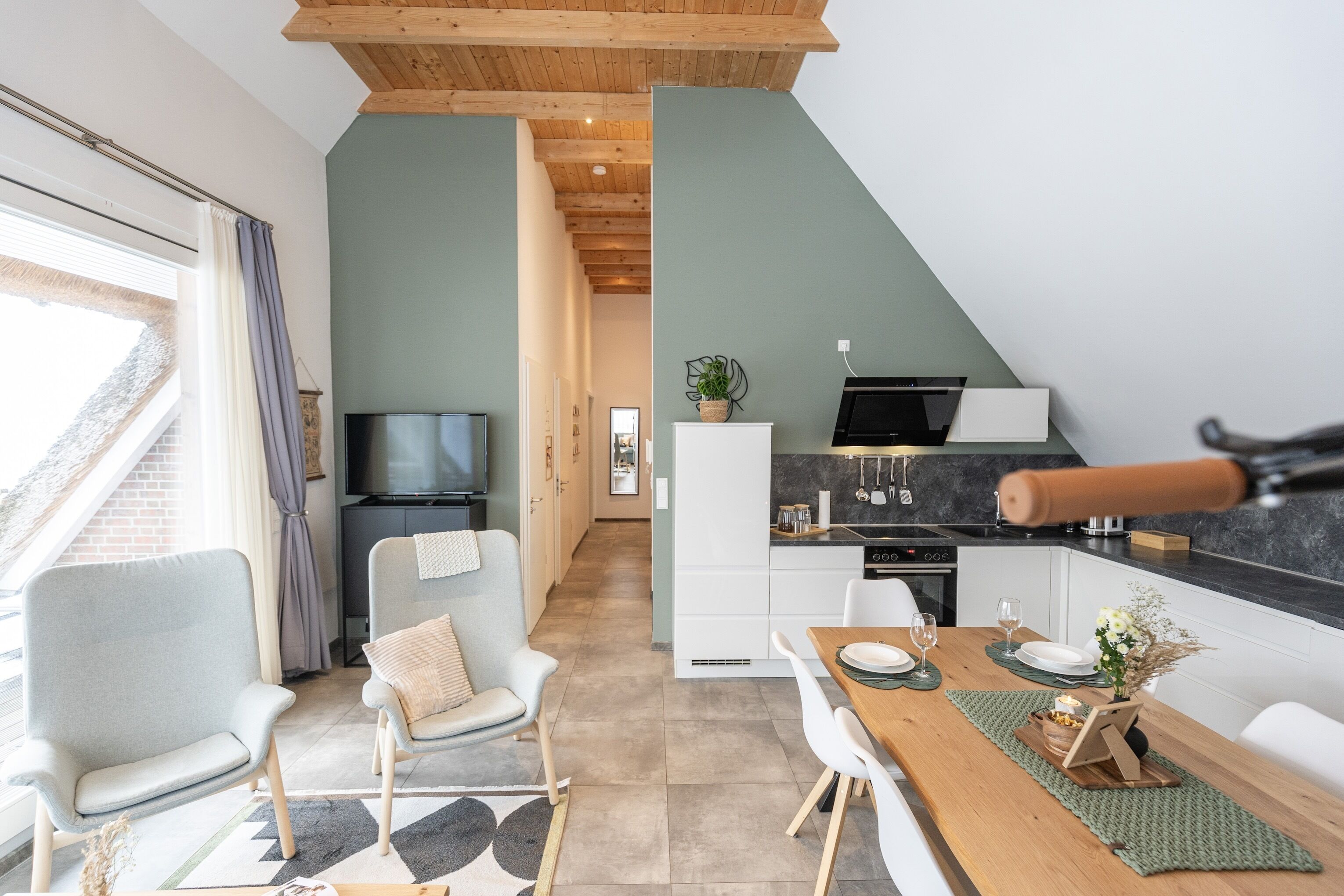 冷蔵庫、電子レンジ、オーブン、コンロ