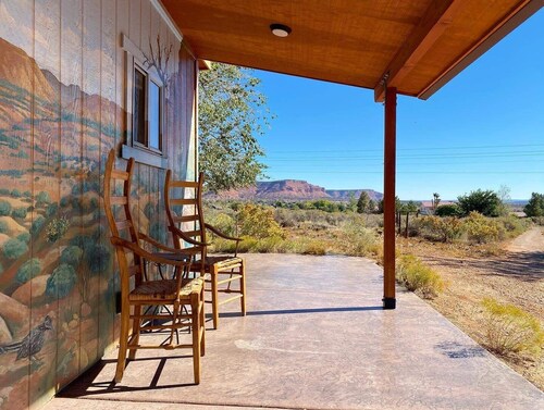 Charming Casita with fenced yard. Pets welcome