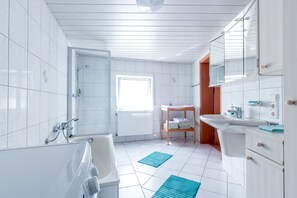 Ensemble douche/baignoire, sĂšche-cheveux, serviettes fournies, savon